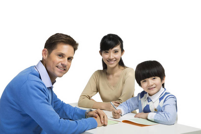东方人,西方人,儿童,中年人,三个人,学生,教师,站,坐,横图,彩色,室内,白天,留白,抠图,白色背景,侧面,快乐,幸福,合作,北京,欧洲,中国,欧洲人,写字,图片,休闲装,小孩,课桌,站着,母子,放松,可爱,美女,童年,童趣,自信,家长,外教,摄影,外国人,成长,希望,爱护,好奇,考试,未来,成就,关爱,测验,提问,咨询,辅导,答题,乐观,教员,天真,自豪,男孩,男人,男性,年轻男性,年轻女性,女人,女性,白种人,美国人,亚洲人,中国人,孩子,年轻人,老师,站立,半身,影棚拍摄,先生,男生,师生,小学生,bj174
