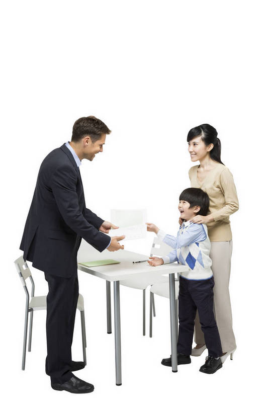 东方人,西方人,儿童,中年人,三个人,学生,教师,站,竖图,彩色,室内,白天,留白,抠图,白色背景,侧面,快乐,幸福,合作,北京,欧洲,中国,欧洲人,正装,图片,休闲装,小孩,课桌,站着,母子,放松,可爱,美女,童年,童趣,自信,家长,外教,摄影,外国人,成长,课本,希望,试卷,爱护,好奇,未来,成就,关爱,提问,咨询,辅导,乐观,教员,天真,自豪,男孩,男人,男性,年轻男性,年轻女性,女人,女性,白种人,美国人,亚洲人,中国人,孩子,年轻人,老师,站立,全身,影棚拍摄,西服,先生,男生,师生,小学生,bj174