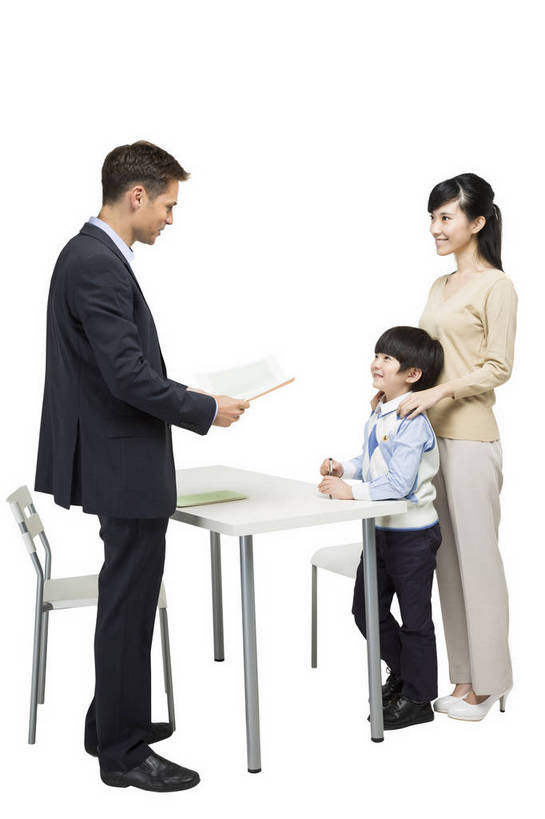 东方人,西方人,儿童,中年人,三个人,学生,教师,站,竖图,彩色,室内,白天,留白,抠图,白色背景,侧面,快乐,幸福,合作,北京,欧洲,中国,欧洲人,正装,图片,休闲装,小孩,课桌,站着,母子,放松,可爱,美女,童年,童趣,自信,家长,外教,摄影,外国人,成长,课本,希望,爱护,好奇,未来,成就,关爱,提问,咨询,辅导,乐观,教员,天真,自豪,男孩,男人,男性,年轻男性,年轻女性,女人,女性,白种人,美国人,亚洲人,中国人,孩子,年轻人,老师,站立,全身,影棚拍摄,西服,先生,男生,师生,小学生,bj174