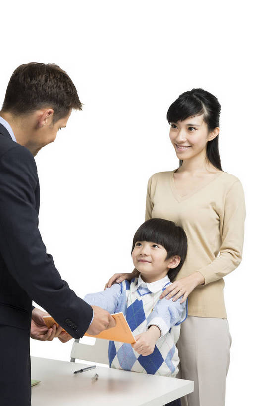 东方人,西方人,儿童,中年人,三个人,学生,教师,站,竖图,彩色,室内,白天,留白,抠图,白色背景,侧面,快乐,幸福,合作,北京,欧洲,中国,欧洲人,正装,图片,休闲装,小孩,课桌,站着,母子,放松,可爱,美女,童年,童趣,自信,家长,外教,摄影,外国人,成长,课本,希望,爱护,好奇,未来,成就,关爱,提问,咨询,辅导,乐观,教员,天真,自豪,男孩,男人,男性,年轻男性,年轻女性,女人,女性,白种人,美国人,亚洲人,中国人,孩子,年轻人,老师,站立,半身,影棚拍摄,西服,先生,男生,师生,小学生,bj174