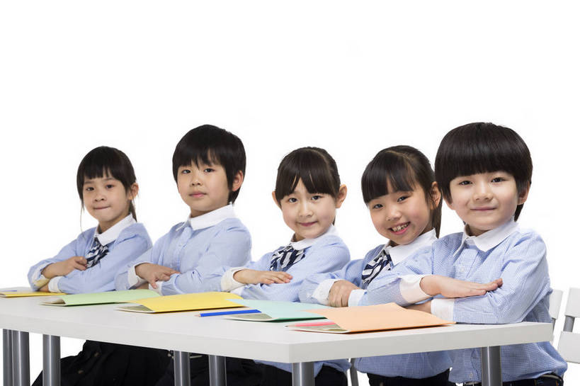 东方人,儿童,伙伴,学生,站,坐,横图,彩色,室内,白天,留白,抠图,白色背景,侧面,快乐,友谊,幸福,北京,中国,五个人,学习,图片,小孩,小女孩,课桌,站着,上课,同学,校服,放松,可爱,童年,童趣,摄影,成长,希望,好奇,未来,同伴,听讲,乐观,认真,天真,友情,男孩,男人,男性,女孩,女人,女性,亚洲人,中国人,孩子,站立,半身,影棚拍摄,男生,小学生,bj174