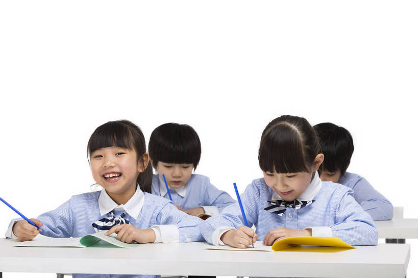 东方人,儿童,四个人,伙伴,学生,站,坐,横图,彩色,室内,白天,留白,抠图,白色背景,正面,快乐,友谊,幸福,北京,中国,写字,学习,图片,小孩,小女孩,课桌,站着,上课,同学,校服,放松,可爱,童年,童趣,摄影,成长,作业,希望,好奇,书写,未来,同伴,答题,乐观,誊写,认真,天真,友情,男孩,男人,男性,女孩,女人,女性,亚洲人,中国人,孩子,站立,半身,影棚拍摄,男生,小学生,bj174