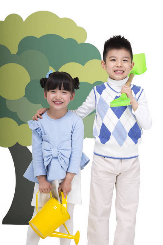 东方人,儿童,两个人,家庭,伙伴,站,微笑,竖图,彩色,室内,白天,留白,抠图,白色背景,正面,时尚,快乐,幸福,植物,北京,中国,种植,环保,图片,兄妹,水壶,树,树木,小孩,绿色,自然,站着,健康,温馨,休闲服,卡通,放松,可爱,童年,童趣,摄影,生长,生活方式,成长,道具,希望,好奇,未来,同伴,亲情,锹,宣传,乐观,天真,友情,男孩,男人,男性,女孩,女人,女性,亚洲人,中国人,孩子,站立,半身,影棚拍摄,愉快,男生,植树,bj174