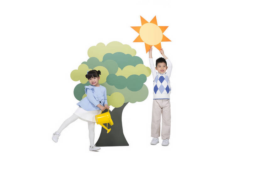 东方人,儿童,两个人,家庭,伙伴,站,微笑,横图,彩色,室内,白天,留白,抠图,白色背景,侧面,时尚,快乐,幸福,太阳,植物,北京,中国,种植,环保,图片,兄妹,树,树木,小孩,绿色,自然,站着,健康,温馨,休闲服,卡通,放松,可爱,童年,童趣,摄影,生长,生活方式,成长,道具,希望,好奇,未来,同伴,亲情,锹,宣传,乐观,天真,友情,男孩,男人,男性,女孩,女人,女性,亚洲人,中国人,孩子,站立,全身,影棚拍摄,愉快,男生,植树,bj174