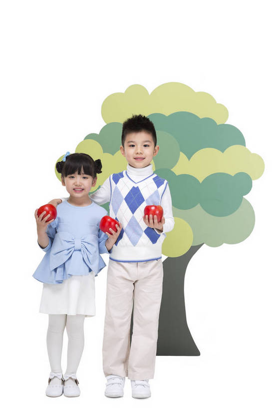 东方人,儿童,两个人,家庭,伙伴,站,微笑,竖图,彩色,室内,白天,留白,抠图,白色背景,正面,时尚,快乐,幸福,植物,苹果,北京,中国,种植,环保,图片,兄妹,树,树木,小孩,绿色,自然,红苹果,站着,健康,温馨,休闲服,卡通,放松,可爱,童年,童趣,摄影,生长,生活方式,成长,道具,希望,好奇,未来,同伴,亲情,宣传,乐观,天真,友情,男孩,男人,男性,女孩,女人,女性,亚洲人,中国人,孩子,站立,全身,影棚拍摄,愉快,男生,植树,bj174