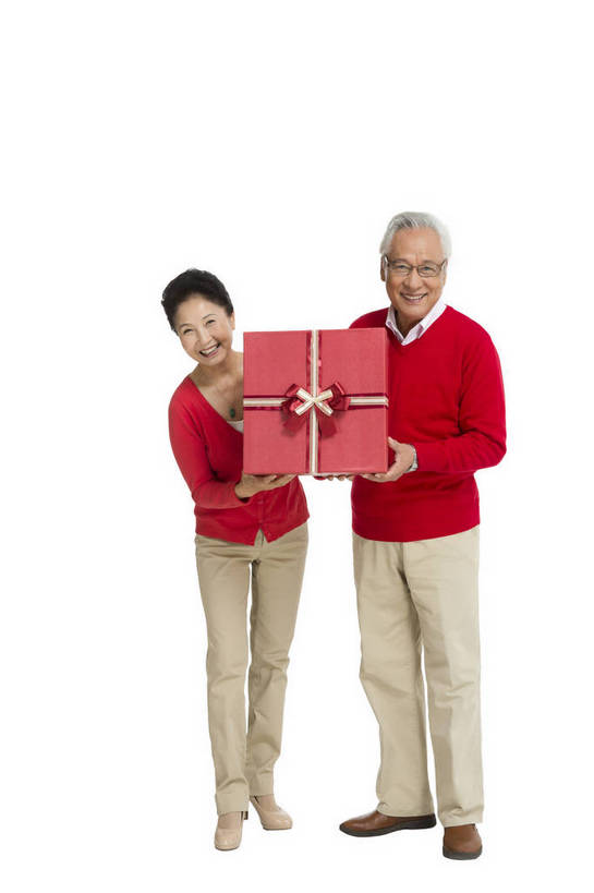 东方人,老年人,一个人,站,微笑,竖图,彩色,室内,白天,留白,抠图,白色背景,正面,时尚,幸福,礼盒,北京,中国,春节,新年,节日,庆祝,图片,纸盒,文化,老人,仅一个老年男性,庆典,健康,喜庆,展示,放松,摄影,生活方式,纪念,慈祥,乐观,和善,老年男性,男人,男性,亚洲人,中国人,捧着,全身,影棚拍摄,欢乐,红衣,传统节日,bj174