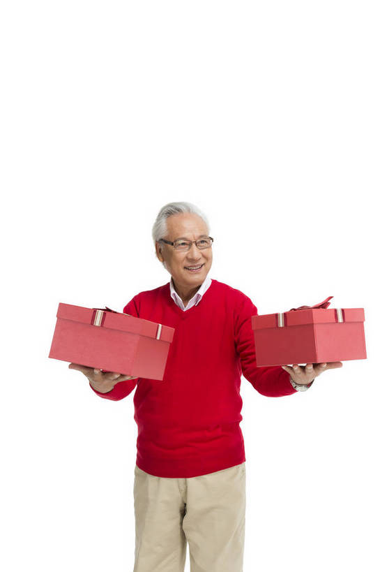 东方人,老年人,一个人,站,微笑,竖图,彩色,室内,白天,留白,抠图,白色背景,正面,时尚,幸福,礼盒,北京,中国,春节,新年,节日,庆祝,图片,纸盒,文化,老人,仅一个老年男性,庆典,健康,喜庆,展示,放松,摄影,生活方式,纪念,慈祥,乐观,和善,老年男性,男人,男性,亚洲人,中国人,捧着,半身,影棚拍摄,欢乐,红衣,传统节日,bj174