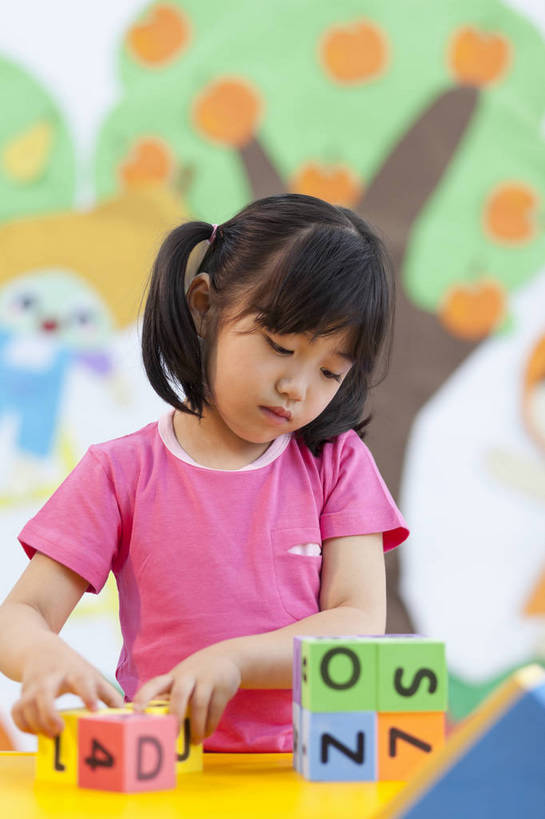东方人,婴儿,儿童,一个人,坐,竖图,彩色,室内,白天,正面,游戏,快乐,幸福,纯洁,智慧,玩具,北京,中国,数字,图片,字母,玩,娱乐,书桌,小孩,小女孩,背景墙,休闲,教室,积木,放松,可爱,童年,童趣,益智,幼儿园,摄影,活泼,成长,活动,希望,好奇,思维,未来,发泄,消遣,智力,宝宝,摆弄,想象,纯真,烂漫,无邪,宣泄,乐观,卡通画,伶俐,认真,天真,女孩,女人,女性,亚洲人,中国人,孩子,玩耍,嬉戏,半身,女生,bj174