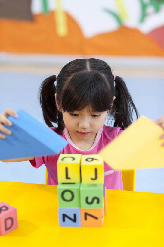 东方人,婴儿,儿童,一个人,坐,微笑,竖图,彩色,室内,白天,正面,游戏,快乐,幸福,纯洁,智慧,玩具,北京,中国,数字,图片,字母,玩,娱乐,书桌,小孩,小女孩,背景墙,休闲,教室,积木,放松,可爱,童年,童趣,益智,幼儿园,摄影,活泼,成长,活动,希望,好奇,思维,未来,发泄,消遣,智力,宝宝,摆弄,想象,纯真,烂漫,无邪,宣泄,乐观,卡通画,伶俐,认真,天真,女孩,女人,女性,亚洲人,中国人,孩子,玩耍,嬉戏,半身,女生,bj174