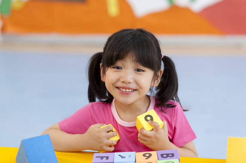 东方人,婴儿,儿童,一个人,坐,微笑,横图,彩色,室内,白天,正面,游戏,快乐,幸福,纯洁,智慧,玩具,北京,中国,数字,图片,字母,玩,娱乐,书桌,小孩,小女孩,背景墙,休闲,教室,积木,放松,可爱,童年,童趣,益智,幼儿园,摄影,活泼,成长,活动,希望,好奇,思维,未来,发泄,消遣,智力,宝宝,摆弄,想象,纯真,烂漫,无邪,宣泄,乐观,卡通画,伶俐,认真,天真,女孩,女人,女性,亚洲人,中国人,孩子,玩耍,嬉戏,半身,女生,bj174