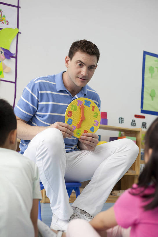 东方人,西方人,婴儿,儿童,中年人,三个人,伙伴,教师,坐,竖图,彩色,室内,白天,侧面,快乐,友谊,幸福,纯洁,合作,柜子,玩具,北京,中国,欧洲人,板凳,图片,教育,小孩,小女孩,背面,背景墙,画册,教室,放松,可爱,童年,童趣,讲解,外教,幼儿园,摄影,活泼,成长,希望,好奇,未来,学前教育,同伴,宝宝,纯真,烂漫,无邪,听讲,乐观,卡通画,伶俐,认真,天真,友情,男孩,男人,男性,年轻男性,美国人,亚洲人,中国人,孩子,年轻人,半身,男生,师生,bj174