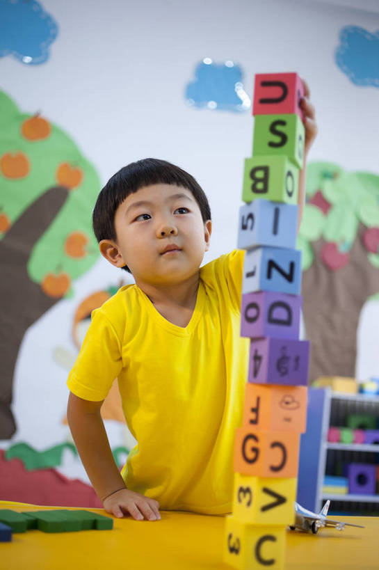 东方人,婴儿,儿童,一个人,坐,竖图,彩色,室内,白天,正面,游戏,快乐,幸福,纯洁,智慧,玩具,北京,中国,数字,图片,字母,玩,娱乐,书桌,小孩,背景墙,休闲,教室,积木,放松,可爱,童年,童趣,益智,幼儿园,摄影,活泼,成长,活动,希望,好奇,思维,未来,发泄,消遣,智力,宝宝,摆弄,想象,纯真,烂漫,无邪,宣泄,乐观,卡通画,伶俐,认真,天真,男孩,男人,男性,亚洲人,中国人,孩子,玩耍,嬉戏,半身,男生,bj174