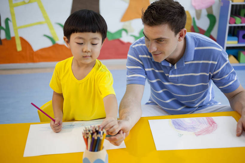 东方人,西方人,婴儿,儿童,中年人,两个人,伙伴,教师,坐,横图,彩色,室内,白天,正面,快乐,友谊,幸福,纯洁,合作,北京,中国,欧洲人,图片,教育,书桌,小孩,背景墙,铅笔,教室,放松,可爱,童年,童趣,外教,幼儿园,摄影,活泼,成长,希望,好奇,未来,学前教育,同伴,宝宝,提问,纯真,烂漫,无邪,乐观,卡通画,伶俐,认真,天真,友情,男孩,男人,男性,年轻男性,美国人,亚洲人,中国人,孩子,年轻人,画画,半身,男生,师生,bj174