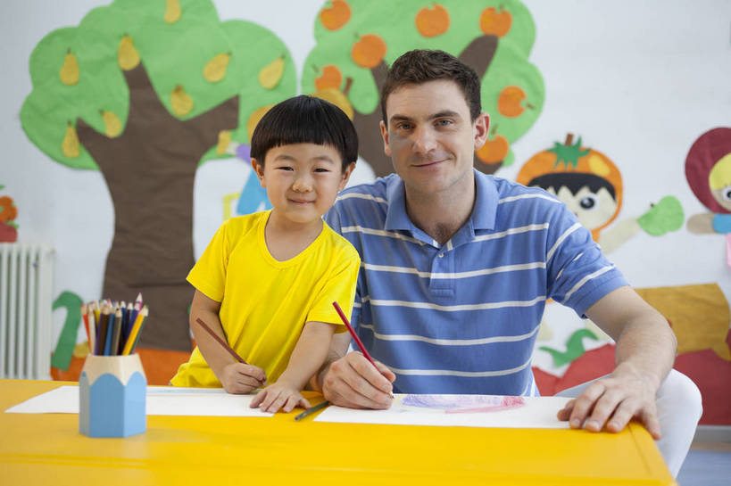 东方人,西方人,婴儿,儿童,中年人,两个人,伙伴,教师,坐,横图,彩色,室内,白天,正面,快乐,友谊,幸福,纯洁,合作,北京,中国,欧洲人,图片,教育,书桌,小孩,背景墙,铅笔,教室,放松,可爱,童年,童趣,外教,幼儿园,摄影,活泼,成长,希望,好奇,未来,学前教育,同伴,宝宝,提问,纯真,烂漫,无邪,乐观,卡通画,伶俐,认真,天真,友情,男孩,男人,男性,年轻男性,美国人,亚洲人,中国人,孩子,年轻人,画画,半身,男生,师生,bj174