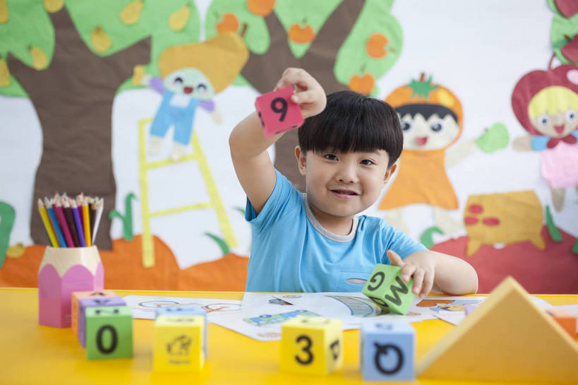 东方人,婴儿,儿童,一个人,坐,横图,彩色,室内,白天,正面,游戏,快乐,幸福,纯洁,智慧,拼图,玩具,北京,中国,数字,图片,字母,玩,娱乐,书桌,小孩,背景墙,休闲,教室,积木,放松,可爱,童年,童趣,益智,幼儿园,摄影,活泼,成长,活动,希望,好奇,思维,未来,发泄,消遣,智力,宝宝,摆弄,想象,纯真,烂漫,无邪,宣泄,乐观,卡通画,伶俐,天真,男孩,男人,男性,亚洲人,中国人,孩子,举起,玩耍,嬉戏,半身,男生,bj174