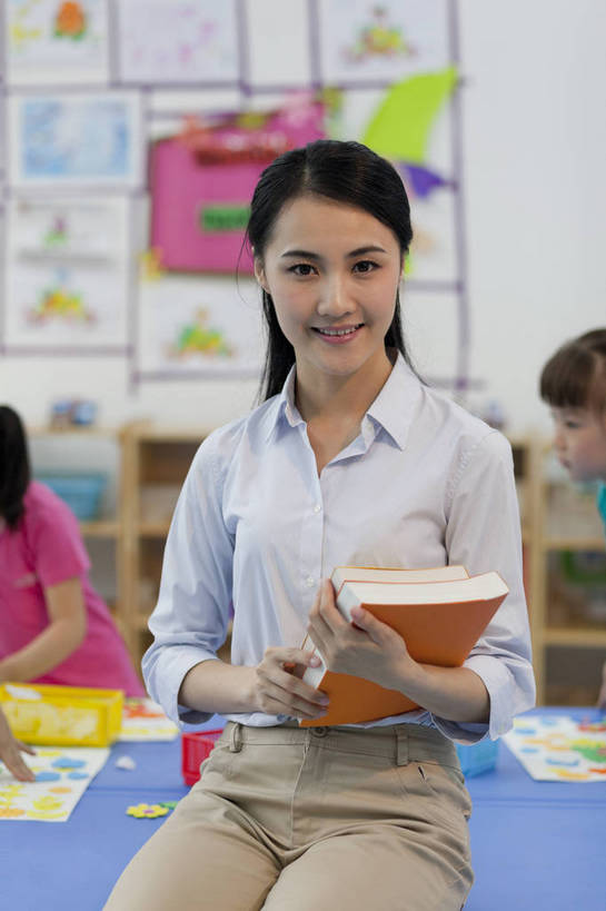 东方人,婴儿,儿童,中年人,三个人,伙伴,教师,坐,竖图,彩色,室内,白天,正面,快乐,友谊,幸福,纯洁,合作,北京,中国,图片,教育,书桌,小孩,小女孩,背景墙,书本,教室,放松,可爱,童年,童趣,幼儿园,摄影,活泼,成长,希望,好奇,未来,学前教育,同伴,宝宝,纯真,烂漫,无邪,端庄,乐观,教员,卡通画,伶俐,天真,友情,女人,女性,亚洲人,中国人,孩子,年轻人,老师,捧着,半身,先生,师生,bj174