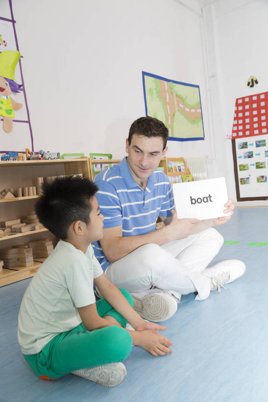 东方人,西方人,婴儿,儿童,中年人,两个人,伙伴,教师,坐,盘腿,微笑,竖图,彩色,室内,白天,正面,侧面,快乐,友谊,幸福,纯洁,合作,柜子,拼图,玩具,北京,中国,欧洲人,图片,许多人,教育,小孩,背景墙,画册,一群人,教室,展示,放松,可爱,童年,童趣,外教,幼儿园,摄影,活泼,成长,希望,好奇,未来,学前教育,同伴,宝宝,纯真,烂漫,无邪,辅导,乐观,传授,卡通画,伶俐,天真,友情,男孩,男人,男性,年轻男性,美国人,亚洲人,中国人,孩子,年轻人,盘腿而坐,盘膝,盘着腿的,盘着腿坐,双腿交叉,坐着,全身,男生,师生,bj174