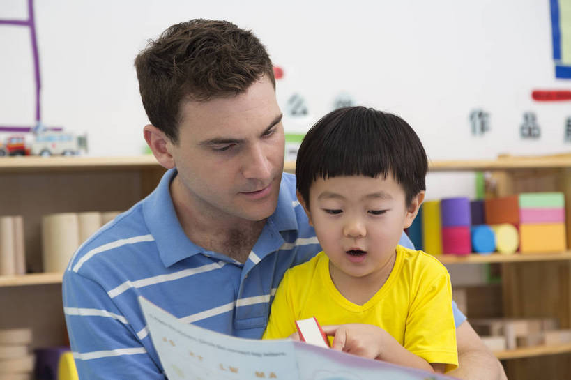 东方人,西方人,婴儿,儿童,中年人,两个人,伙伴,教师,坐,盘腿,横图,彩色,室内,白天,正面,快乐,友谊,幸福,纯洁,合作,柜子,玩具,北京,中国,欧洲人,图片,教育,听,小孩,背景墙,书本,教室,放松,可爱,童年,童趣,外教,幼儿园,摄影,活泼,成长,抱着,希望,好奇,未来,学前教育,同伴,宝宝,讲课,纯真,烂漫,无邪,乐观,卡通画,伶俐,认真,天真,友情,男孩,男人,男性,年轻男性,美国人,亚洲人,中国人,孩子,年轻人,盘腿而坐,盘膝,盘着腿的,盘着腿坐,双腿交叉,坐着,半身,男生,师生,bj174