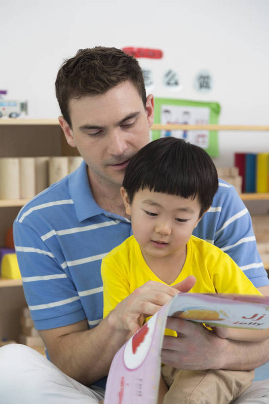 东方人,西方人,婴儿,儿童,中年人,两个人,伙伴,教师,坐,盘腿,竖图,彩色,室内,白天,正面,快乐,友谊,幸福,纯洁,合作,柜子,玩具,北京,中国,欧洲人,图片,教育,听,小孩,背景墙,书本,教室,放松,可爱,童年,童趣,外教,幼儿园,摄影,活泼,成长,抱着,希望,好奇,未来,学前教育,同伴,宝宝,讲课,纯真,烂漫,无邪,乐观,卡通画,伶俐,认真,天真,友情,男孩,男人,男性,年轻男性,美国人,亚洲人,中国人,孩子,年轻人,盘腿而坐,盘膝,盘着腿的,盘着腿坐,双腿交叉,坐着,半身,男生,师生,bj174