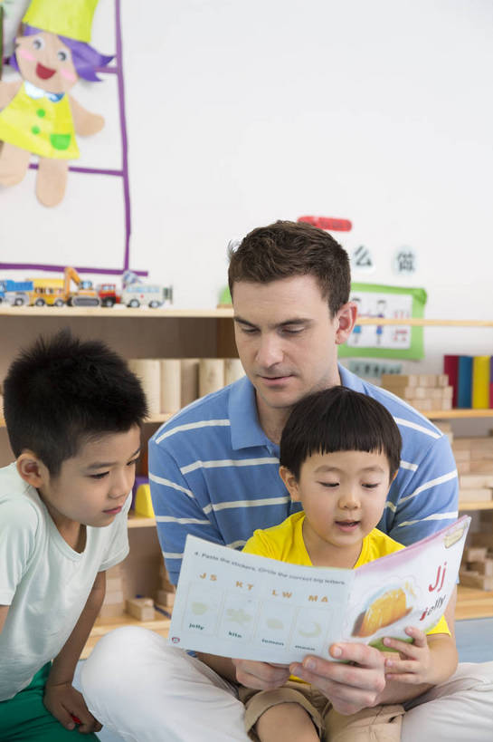 东方人,西方人,婴儿,儿童,中年人,三个人,伙伴,教师,坐,盘腿,竖图,彩色,室内,白天,正面,侧面,快乐,友谊,幸福,纯洁,合作,柜子,玩具,北京,中国,欧洲人,图片,许多人,教育,听,小孩,背景墙,书本,一群人,教室,放松,可爱,童年,童趣,外教,幼儿园,摄影,活泼,成长,抱着,希望,好奇,未来,学前教育,同伴,宝宝,讲课,纯真,烂漫,无邪,乐观,卡通画,伶俐,认真,天真,友情,男孩,男人,男性,年轻男性,美国人,亚洲人,中国人,孩子,年轻人,盘腿而坐,盘膝,盘着腿的,盘着腿坐,双腿交叉,坐着,半身,男生,师生,bj174