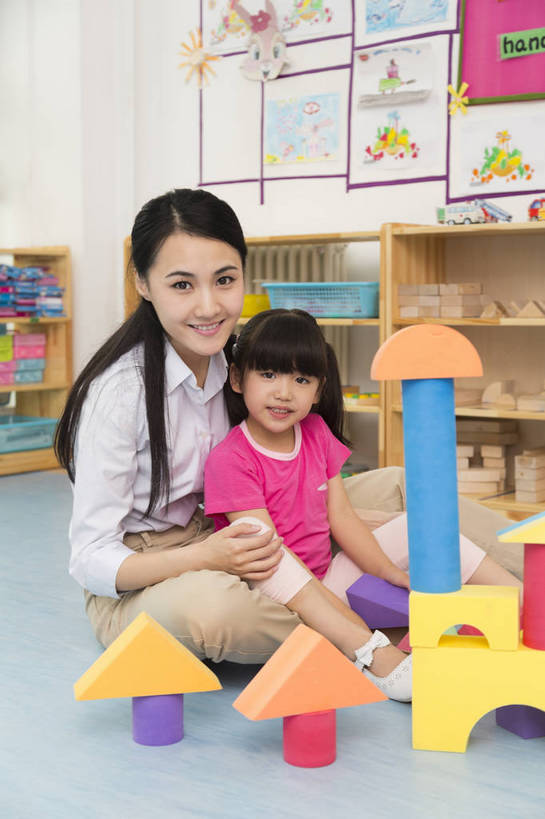 东方人,婴儿,儿童,中年人,两个人,伙伴,教师,坐,竖图,彩色,室内,白天,正面,快乐,友谊,幸福,纯洁,合作,柜子,玩具,北京,中国,图片,教育,小孩,小女孩,背景墙,模型,教室,积木,放松,可爱,美女,童年,童趣,幼儿园,摄影,活泼,成长,希望,好奇,未来,学前教育,同伴,宝宝,纯真,烂漫,无邪,乐观,教员,卡通画,伶俐,认真,天真,友情,年轻女性,女人,女性,亚洲人,中国人,孩子,年轻人,老师,玩耍,全身,先生,师生,bj174