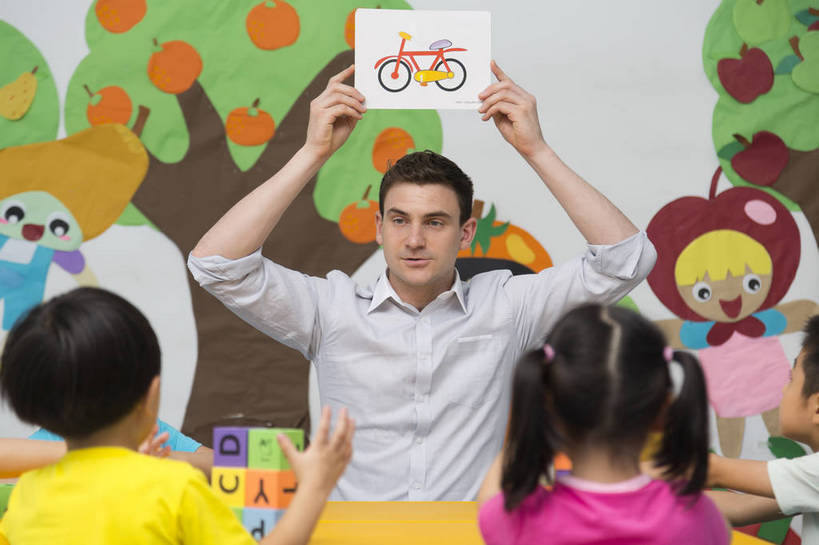 东方人,西方人,婴儿,儿童,中年人,四个人,伙伴,教师,坐,微笑,横图,彩色,室内,白天,正面,快乐,友谊,幸福,纯洁,合作,柜子,玩具,北京,中国,欧洲人,图片,字母,许多人,教育,小孩,小女孩,背面,背景墙,模型,一群人,教室,积木,放松,可爱,童年,童趣,外教,幼儿园,摄影,活泼,成长,希望,好奇,未来,学前教育,同伴,宝宝,提问,纯真,烂漫,无邪,回答,乐观,卡通画,伶俐,天真,友情,男孩,男人,男性,年轻男性,女人,女性,美国人,亚洲人,中国人,孩子,年轻人,举手,玩耍,半身,男生,师生,bj174