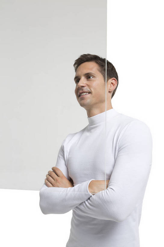 西方人,中年人,一个人,科学家,站,抱,微笑,竖图,彩色,室内,白天,留白,抠图,白色背景,侧面,时尚,信心,显示器,技术,高科技,科技,北京,欧洲,中国,欧洲人,仅一个男性,工作,科学,屏幕,图片,显示屏,现代,肩膀,自信,摄影,生活方式,抱着,科学技术,观望,搂着,未来,科研人员,工作装,成就,研究者,液晶显示器,梦想,输出设备,防尘服,科学研究者,男人,男性,年轻男性,白种人,年轻人,科学工作者,搂,半身,影棚拍摄,愉快,bj174