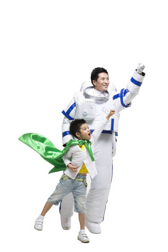 东方人,儿童,中年人,两个人,家庭,宇航员,飞行员,站,微笑,竖图,彩色,室内,白天,留白,抠图,白色背景,侧面,快乐,探险,信心,航天,高科技,科技,北京,中国,飞翔,宇航服,科学,图片,外套,小孩,站着,温馨,父子,休闲服,披风,可爱,探索,童年,童趣,自信,摄影,希望,未来,太空服,亲情,航天员,梦想,斗篷,太空人,天真,男孩,男人,男性,年轻男性,亚洲人,中国人,孩子,年轻人,外衣,站立,全身,影棚拍摄,欢乐,愉快,男生,莲蓬衣,bj174