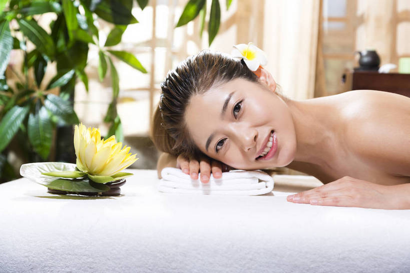 东方人,中年人,一个人,美容院,横图,彩色,室内,白天,侧面,按摩,美容,时尚,幸福,北京,中国,护肤,图片,美丽,趴着,保养,享受,休闲,健康,放松,活力,可爱,美女,美体,SPA水疗,保健,疗养,养生,温泉浴场,摄影,生活方式,优雅,养颜,乐观,年轻女性,女人,女性,亚洲人,中国人,年轻人,矿泉疗养地,半身,水疗,高兴,愉快,奢华,bj174