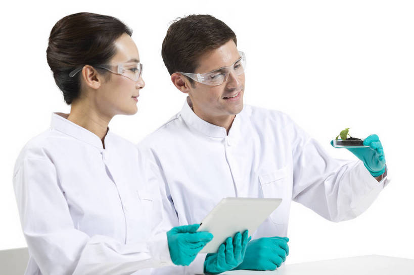 东方人,中年人,两个人,伙伴,药剂师,科学家,横图,彩色,室内,白天,抠图,白色背景,正面,侧面,友谊,成功,合作,机器,电脑,笔记本电脑,实验,研发,科技,植物,北京,中国,服装,研究,科学,网络,图片,实验室,美丽,设备,通讯设备,衣服,白色,健康,机械,成熟,活力,自信,摄影,服饰,优雅,科研,培育,无线,衣着,白大褂,工作装,穿着,化验,通信设备,无线网络,检验,无线上网,便携式电脑,平板电脑,实验服,精明,衣饰,化学家,研讨,试验,协作,手提电脑,男人,男性,年轻男性,年轻女性,女人,女性,亚洲人,中国人,年轻人,科学工作者,半身,影棚拍摄,愉快,实验衣,bj174