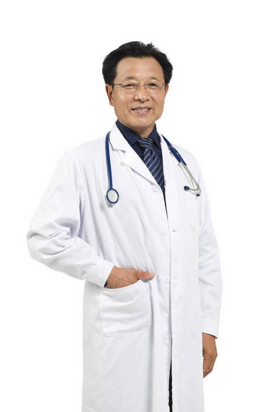 东方人,中年人,老年人,医生,医院,站,微笑,竖图,彩色,室内,白天,抠图,白色背景,侧面,成功,北京,中国,仅一个人,研究,图片,听诊器,医护人员,医疗人员,健康,成熟,活力,自信,摄影,医疗,白大褂,工作装,诊疗,精明,老年男性,男人,男性,中年男性,亚洲人,中国人,大夫,半身,影棚拍摄,愉快,bj174