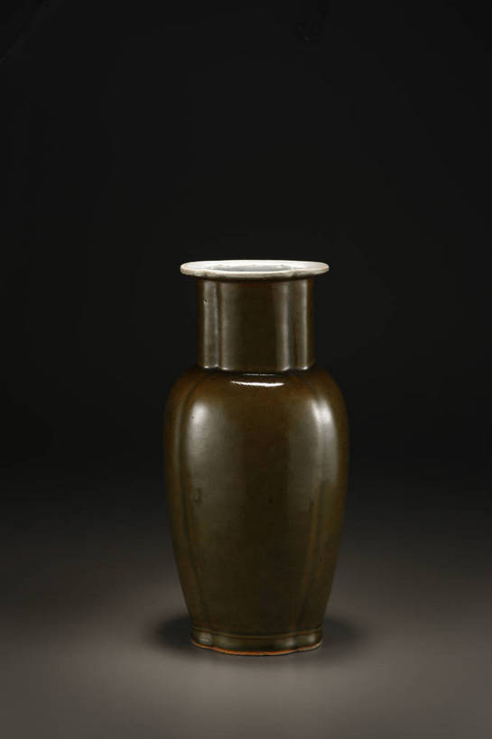 竖图,彩色,室内,白天,绘画,静物,北京,中国,风俗,彩绘,瓷器,图片,陶瓷,陶瓷制品,艺术品,古典,文化,文物,传统,瓶子,工艺品,精神,摄影,古董,珍贵,陶艺,黑背景,古物,文明,中国文化,珍藏,精美,古玩,彩釉,古代文明,制度,画画,影棚拍摄,保藏,收藏,传统文化,绿釉,洗口瓶,bj174