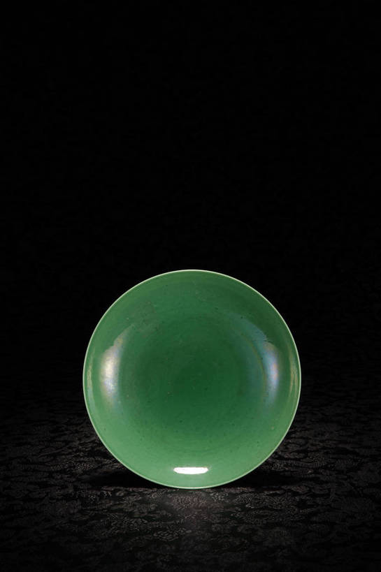 竖图,彩色,室内,白天,绘画,静物,餐具,北京,中国,风俗,彩绘,瓷器,碟子,盘,图片,陶瓷,艺术品,古典,文化,文物,传统,盘子,工艺品,碟,精神,摄影,古董,珍贵,陶艺,黑背景,古物,文明,中国文化,珍藏,精美,古玩,彩釉,古代文明,制度,画画,影棚拍摄,保藏,收藏,传统文化,绿釉,bj174