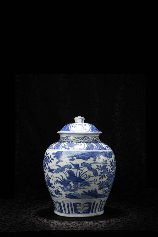 竖图,彩色,室内,白天,静物,北京,中国,花纹,风俗,艺术,纹路,瓷器,盖子,罐,罐子,图片,纹理,手工艺品,陶瓷,陶瓷制品,艺术品,古典,文化,文物,传统,瓶子,工艺品,精神,摄影,古董,青花瓷,珍贵,黑背景,高雅,古物,文明,中国文化,斑纹,珍藏,精美,古玩,肌理,自信心,品位,古代文明,制度,磁器,白地青花瓷,青花,影棚拍摄,保藏,收藏,传统文化,盖罐,花卉纹,bj174