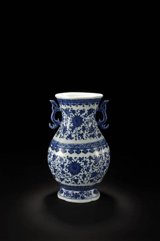 竖图,彩色,室内,白天,静物,北京,中国,花纹,风俗,艺术,纹路,瓷器,瓶,图片,纹理,手工艺品,陶瓷,陶瓷制品,艺术品,古典,文化,文物,传统,瓶子,工艺品,精神,摄影,古董,青花瓷,珍贵,黑背景,高雅,古物,文明,中国文化,斑纹,珍藏,精美,古玩,肌理,自信心,品位,古代文明,制度,磁器,白地青花瓷,青花,影棚拍摄,保藏,收藏,传统文化,双耳瓶,花卉纹,bj174