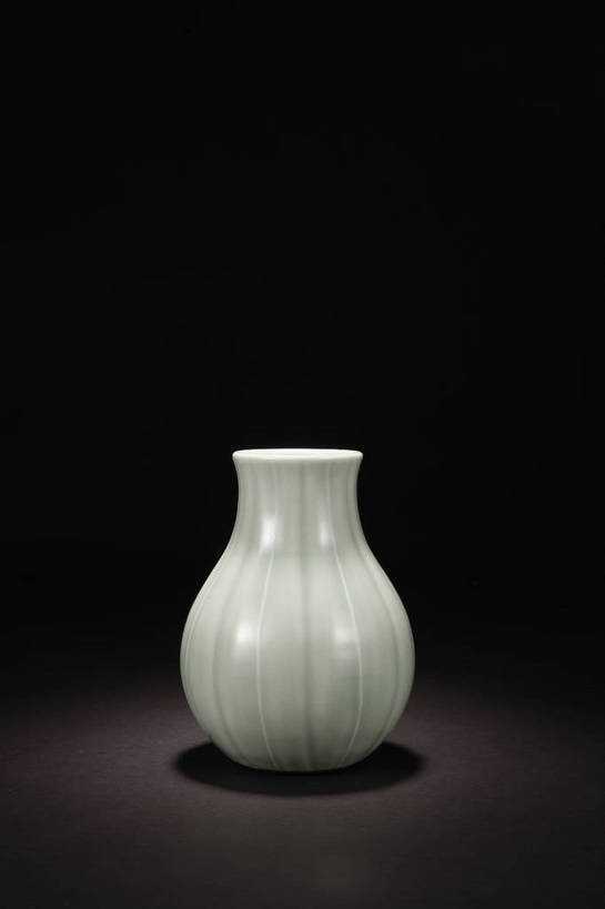 竖图,彩色,室内,白天,绘画,静物,北京,中国,风俗,彩绘,瓷器,瓶,图片,陶瓷,陶瓷制品,艺术品,古典,文化,文物,传统,瓶子,工艺品,精神,摄影,古董,珍贵,陶艺,黑背景,古物,文明,中国文化,珍藏,精美,古玩,彩釉,古代文明,制度,画画,影棚拍摄,保藏,收藏,传统文化,瓜棱瓶,青釉,bj174