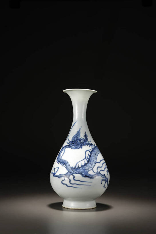 竖图,彩色,室内,白天,静物,北京,中国,风俗,艺术,瓷器,瓶,图片,手工艺品,陶瓷,陶瓷制品,艺术品,古典,文化,文物,传统,瓶子,工艺品,精神,摄影,古董,青花瓷,珍贵,黑背景,高雅,古物,文明,中国文化,珍藏,精美,古玩,自信心,品位,古代文明,制度,磁器,白地青花瓷,青花,影棚拍摄,保藏,收藏,传统文化,玉壶春瓶,青花云龙纹玉壶春瓶,bj174