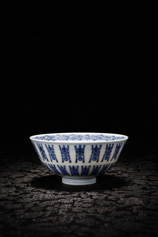 竖图,彩色,室内,白天,静物,北京,中国,花纹,风俗,艺术,纹路,瓷器,图片,纹理,手工艺品,陶瓷,陶瓷制品,艺术品,古典,文化,文物,传统,容器,工艺品,碗,精神,摄影,古董,储藏,青花瓷,珍贵,黑背景,高雅,古物,储存,文明,中国文化,斑纹,珍藏,精美,古玩,肌理,自信心,品位,古代文明,制度,磁器,白地青花瓷,青花,影棚拍摄,保藏,收藏,贮存,传统文化,寿字纹,bj174