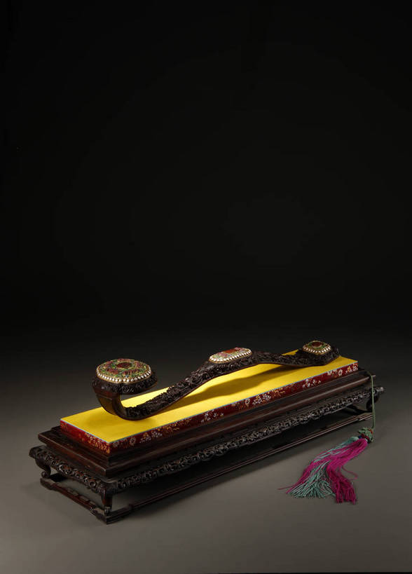 竖图,彩色,室内,白天,幸福,建材,建筑,静物,木雕,玉,雕塑,北京,中国,风俗,艺术,装饰,镶嵌,材料,雕刻,雕像,木板,木材,图片,艺术品,古典,文化,文物,传统,木柴,工艺品,精神,摄影,建造,木料,古董,纪念,红木,美术,吉祥,珍贵,黑背景,古物,文明,中国文化,主题,珍藏,精美,陈列,古玩,如意,功能,美学,古代文明,制度,影棚拍摄,玉如意,青龙木,紫檀木,保藏,收藏,传统文化,bj174