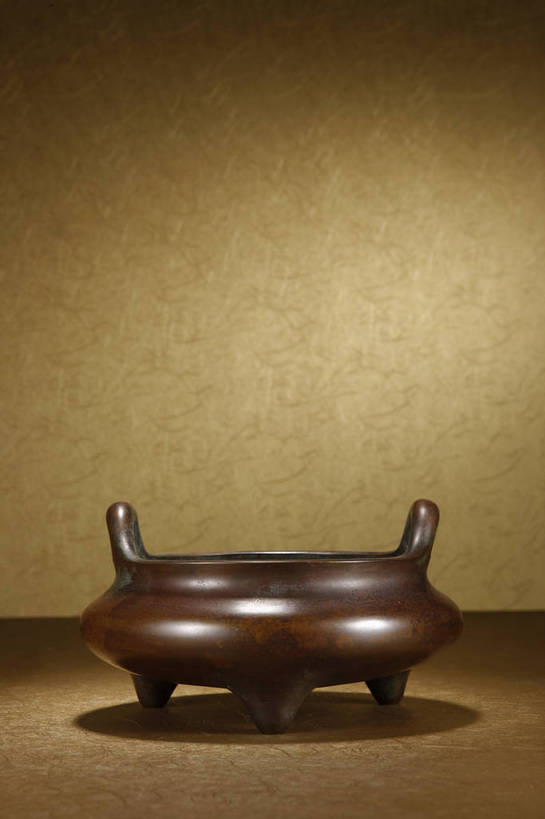 竖图,彩色,室内,白天,静物,北京,中国,黄色背景,风俗,炉子,图片,香炉,艺术品,古典,文化,文物,传统,容器,工艺品,精神,摄影,炉,古董,储藏,祭奠,祭祀,珍贵,古物,储存,文明,中国文化,珍藏,祭坛,精美,古玩,铜器,敬拜,古代文明,制度,影棚拍摄,保藏,收藏,贮存,传统文化,三足炉,铜炉,bj174