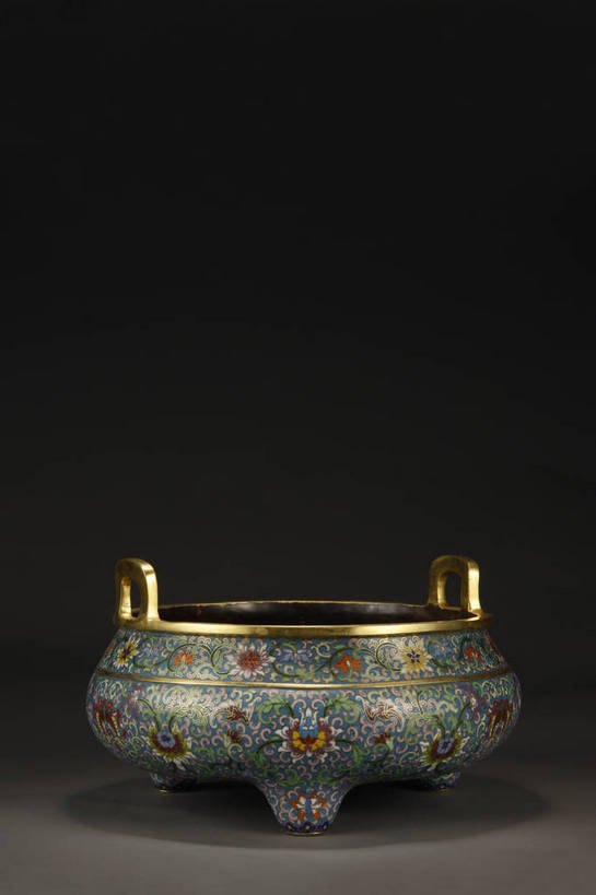 竖图,彩色,室内,白天,静物,北京,中国,风俗,炉子,图片,香炉,艺术品,古典,文化,文物,传统,容器,工艺品,精神,摄影,炉,古董,储藏,祭奠,祭祀,珍贵,黑背景,古物,储存,文明,中国文化,珍藏,祭坛,精美,古玩,铜器,敬拜,古代文明,制度,影棚拍摄,保藏,收藏,贮存,传统文化,三足炉,铜炉,bj174