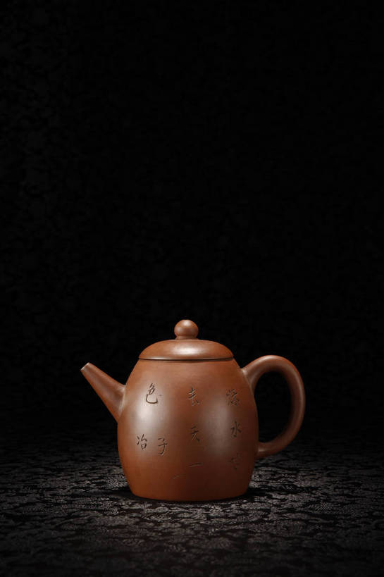 竖图,彩色,室内,白天,静物,北京,中国,风俗,壶,图片,艺术品,古典,文化,文物,传统,茶壶,工艺品,精神,摄影,紫砂壶,古董,珍贵,黑背景,古物,文明,中国文化,珍藏,精美,古玩,紫砂,古代文明,制度,影棚拍摄,保藏,收藏,传统文化,bj174