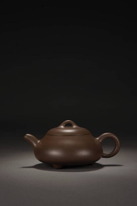 竖图,彩色,室内,白天,静物,北京,中国,风俗,壶,图片,艺术品,古典,文化,文物,传统,水壶,茶壶,容器,工艺品,精神,摄影,紫砂壶,古董,珍贵,黑背景,古物,文明,中国文化,珍藏,精美,古玩,紫砂,古代文明,制度,影棚拍摄,保藏,收藏,传统文化,bj174