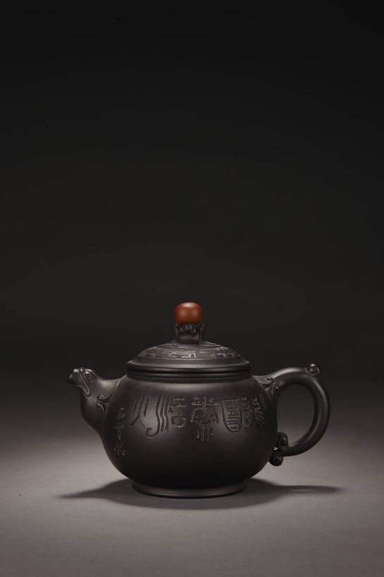 竖图,彩色,室内,白天,静物,北京,中国,风俗,壶,图片,艺术品,古典,文化,文物,传统,茶壶,工艺品,精神,摄影,紫砂壶,古董,珍贵,黑背景,古物,文明,中国文化,珍藏,精美,古玩,紫砂,古代文明,制度,影棚拍摄,保藏,收藏,传统文化,bj174