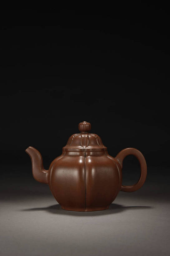 竖图,彩色,室内,白天,静物,北京,中国,风俗,壶,图片,艺术品,古典,文化,文物,传统,水壶,茶壶,容器,工艺品,精神,摄影,紫砂壶,古董,珍贵,黑背景,古物,文明,中国文化,珍藏,精美,古玩,紫砂,古代文明,制度,影棚拍摄,保藏,收藏,传统文化,bj174