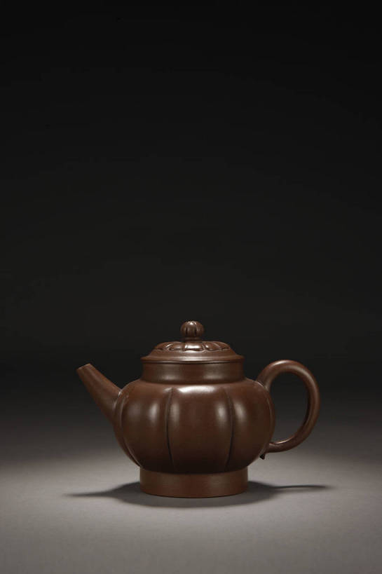 竖图,彩色,室内,白天,静物,北京,中国,风俗,壶,图片,艺术品,古典,文化,文物,传统,水壶,茶壶,容器,工艺品,精神,摄影,紫砂壶,古董,珍贵,黑背景,古物,文明,中国文化,珍藏,精美,古玩,紫砂,古代文明,制度,影棚拍摄,保藏,收藏,传统文化,bj174