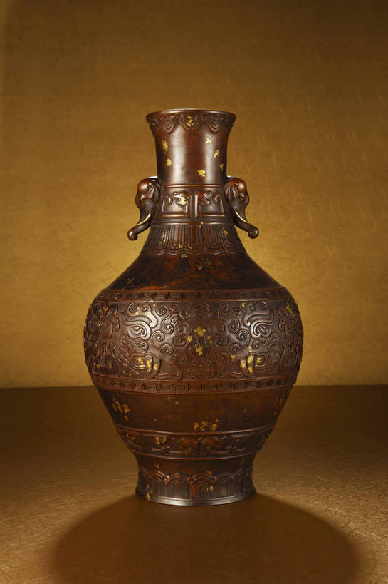 竖图,彩色,室内,白天,静物,北京,中国,风俗,瓶,图片,艺术品,古典,文化,文物,传统,鎏金,瓶子,工艺品,精神,摄影,古董,珍贵,黑背景,古物,文明,中国文化,珍藏,精美,古玩,铜器,古代文明,制度,影棚拍摄,保藏,收藏,传统文化,bj174