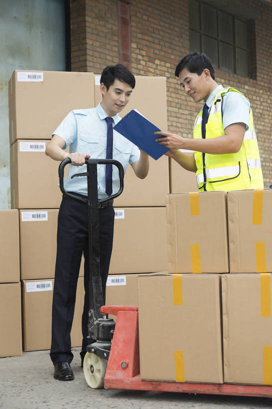 东方人,成年人,两个人,伙伴,工厂,站,搬运,竖图,彩色,室外,白天,工作服,制服,满意,友谊,幸福,骄傲,安全,合作,信心,技术,科技,北京,中国,亚洲,检查,工作,图片,推车,防护,年轻,仓库,黄种人,现代,货物,车,工人,交通工具,行业,职业,健康,机械,工程车,活力,自信,工业,运输,管理员,摄影,储藏,搬运工,保护,存储,厂房,工程,叉车,效率,储存,运送,同伴,载具,保险,专业,检验,搬运车,流转,管理人员,东亚,物流,保全,周全,安稳,安定,可靠,乐观,交通运输,搜检,责任,工作车,产业,查察,查抄,检察,审查,管理,交流,平安,认真,友情,男人,男性,年轻男性,亚洲人,中国人,年轻人,沟通,交谈,说话,全身,商业,工地,平板车,贮存,仓库管理员,库管,手动液压叉车,bj174