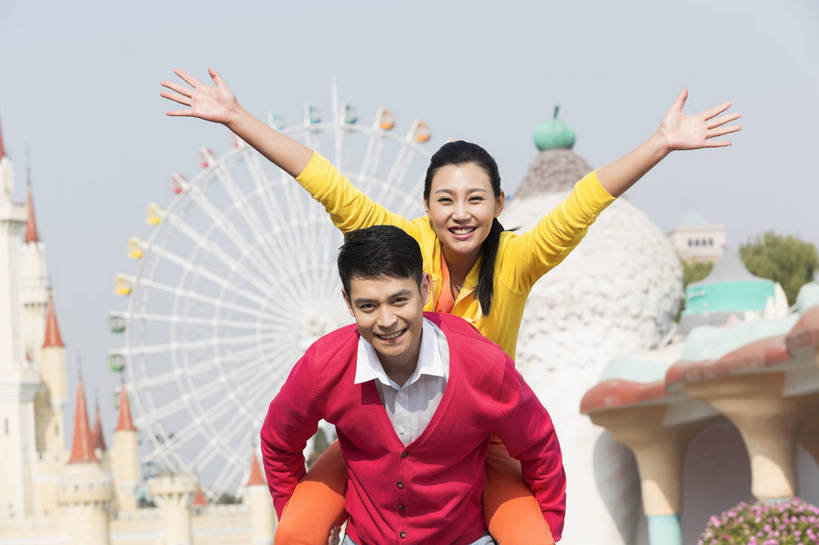 东方人,成年人,两个人,朋友,公园,游乐园,家,站,微笑,横图,彩色,照片,室外,白天,正面,爱情,旅游,度假,游戏,快乐,童话故事,幸福,建筑,游乐场,北京,中国,亚洲,飞翔,图片,堡垒,城堡,房屋,屋子,摩天轮,首都,浪漫,生活,玩,依靠,注视,黄种人,娱乐,飞,楼房,住宅,娱乐设施,背着,观察,看,享受,休闲,假日,健康,温暖,温馨,童话世界,恩爱,放松,积极,美女,亲密,帅哥,约会,恋人,摄影,游乐设施,生活方式,观看,靠近,活动,和睦,假期,察看,享乐,愉悦,要塞,发泄,关注,消遣,娱乐活动,智力,亲近,玩乐,户外活动,顽皮,周末,东亚,大转轮,嘉年华,费里斯大转轮,中华人民共和国,北京市,京,北平,华北地区,宣泄,乐观,乐园,石景山区,主题公园,游艺设施,自由自在,设防,无忧无虑,甜蜜,童话,男人,男性,年轻男性,年轻女性,女人,女性,亚洲人,中国人,年轻人,情侣,休闲活动,玩耍,嬉戏,拥抱,站立,张开手臂,张开双臂,半身,彩图,爱,欢乐,开心,愉快,房子,主题乐园,伴侣,融洽,石景山,北京石景山游乐场,石景山路,石景山游乐园,八角游乐园,bj174