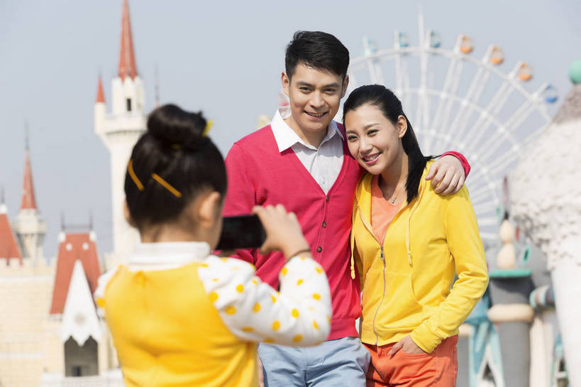 东方人,儿童,成年人,三个人,家庭,父母,母亲,父亲,女儿,公园,游乐园,家,站,抱,微笑,横图,彩色,照片,室外,白天,仰视,旅游,度假,游戏,快乐,童话故事,幸福,纯洁,建筑,游乐场,相机,北京,中国,亚洲,图片,堡垒,城堡,房屋,屋子,摩天轮,首都,生活,玩,依靠,注视,黄种人,娱乐,楼房,住宅,小孩,拍照,数码相机,娱乐设施,观察,看,享受,休闲,假日,健康,温暖,温馨,三口之家,一家人,童话世界,放松,积极,可爱,亲密,童年,童趣,搭,约会,摄影,游乐设施,生活方式,抱着,观看,靠近,活动,和睦,假期,察看,电子设备,享乐,搂着,愉悦,要塞,搭着,发泄,关注,消遣,娱乐活动,智力,亲近,亲情,玩乐,户外活动,童真,周末,东亚,烂漫,无邪,大转轮,嘉年华,费里斯大转轮,中华人民共和国,北京市,京,北平,华北地区,宣泄,乐观,乐园,石景山区,主题公园,游艺设施,相亲相爱,设防,亲子,美满,天真,甜蜜,童话,男人,男性,年轻男性,年轻女性,女孩,女人,女性,亚洲人,中国人,孩子,年轻人,休闲活动,搂,搂抱,玩耍,嬉戏,拥抱,站立,半身,彩图,低角度拍摄,爱,欢乐,开心,愉快,照相,房子,主题乐园,融洽,女生,爸爸,妈妈,石景山,北京石景山游乐场,石景山路,石景山游乐园,八角游乐园,bj174